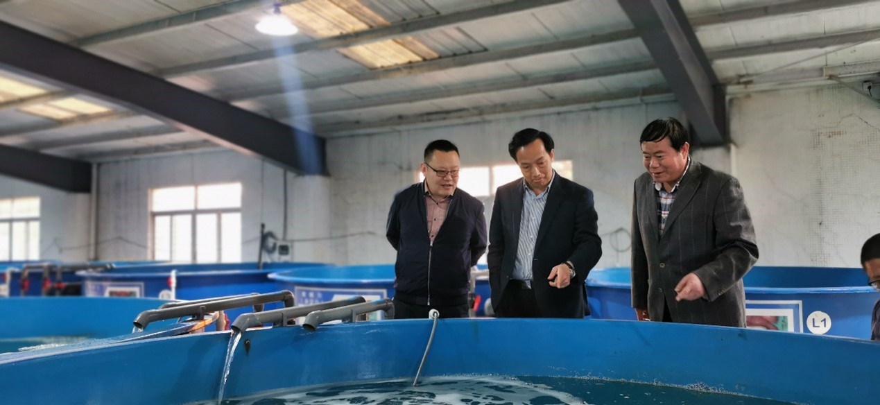 人站在船上的一群人低可信度描述已自動生成